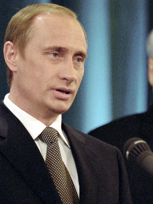 Der zurückgetretene russische Präsident Boris Jelzin und sein designierter Nachfolger, Ministerpräsident Wladimir Putin stehen am 31.12.1999 in Moskau nebeneinander.
