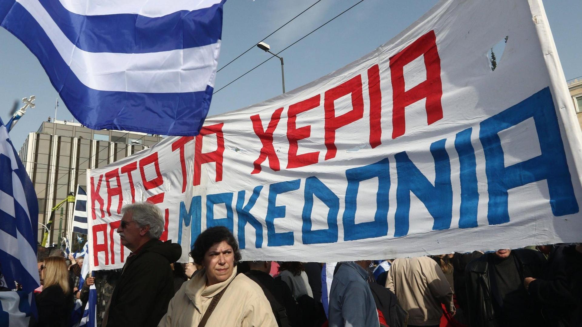 Demonstarnten mit Fahne auf dem Syntagma-Platz Demonstarnten mit Fahne auf dem Syntagma-Platz