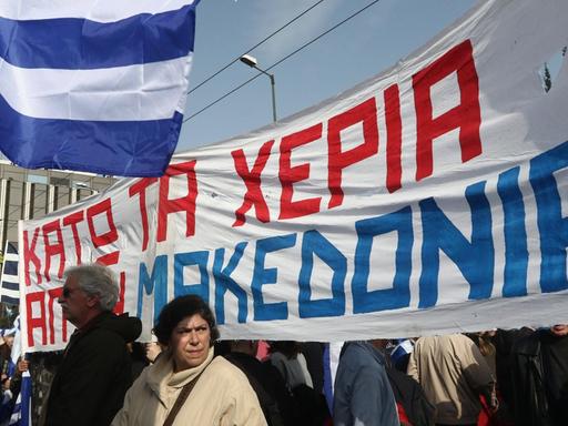 Demonstarnten mit Fahne auf dem Syntagma-Platz