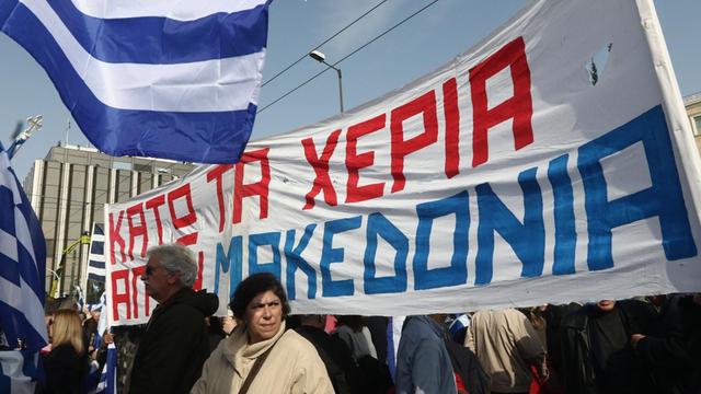 Demonstarnten mit Fahne auf dem Syntagma-Platz