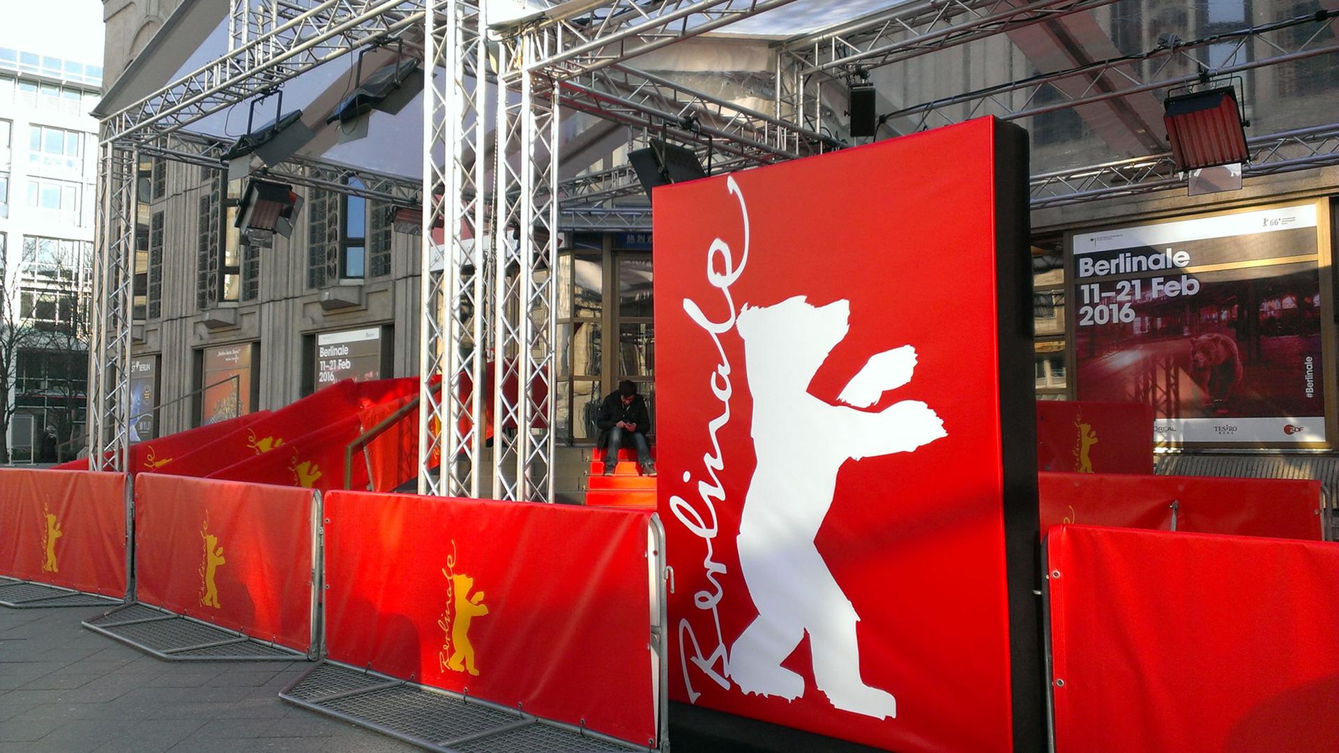 Berlinale-Kino Friedrichstadtpalast am Samstagvormittag, 13. Februar 2016, im Vordergrund das Berlinale-Logo Berlinale-Kino Friedrichstadtpalast am Samstagvormittag, 13. Februar 2016, im Vordergrund das Berlinale-Logo