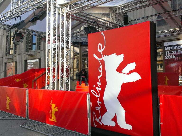 Berlinale-Kino Friedrichstadtpalast am Samstagvormittag, 13. Februar 2016, im Vordergrund das Berlinale-Logo