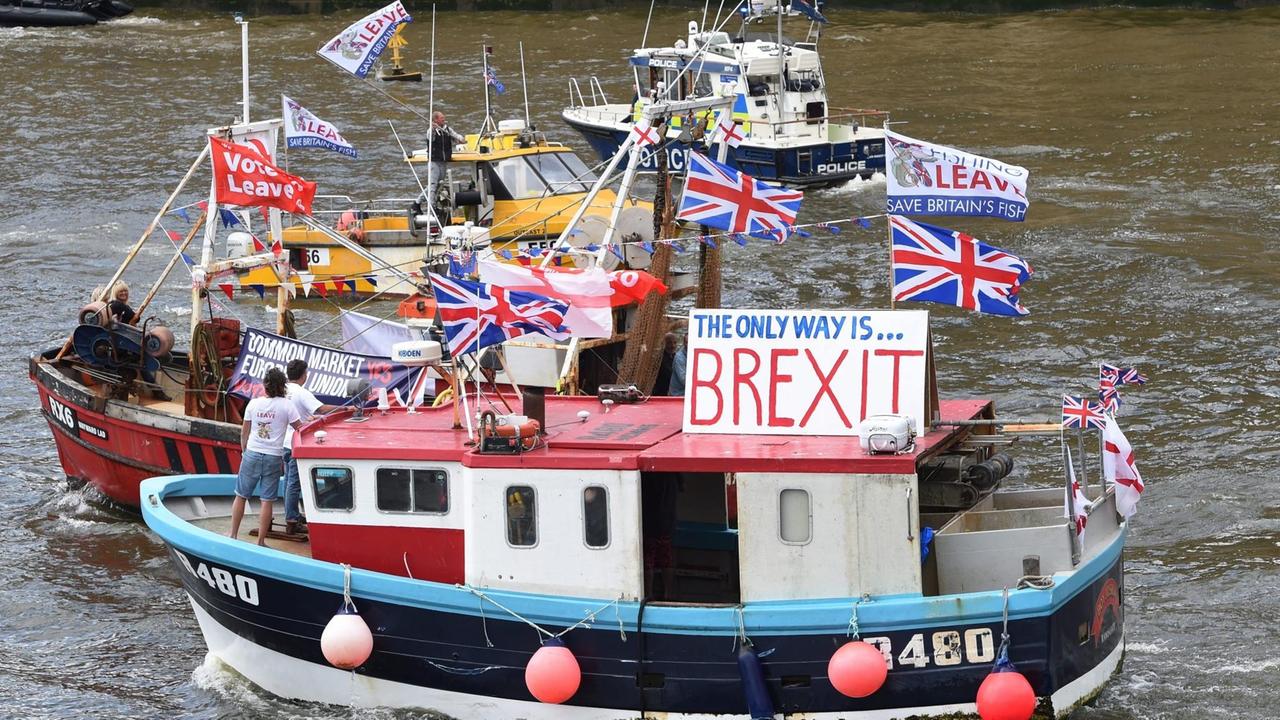 Befürworter des EU-Austritts mit Plakaten auf Booten auf der Themse in London. Befürworter des EU-Austritts mit Plakaten auf Booten auf der Themse in London.
