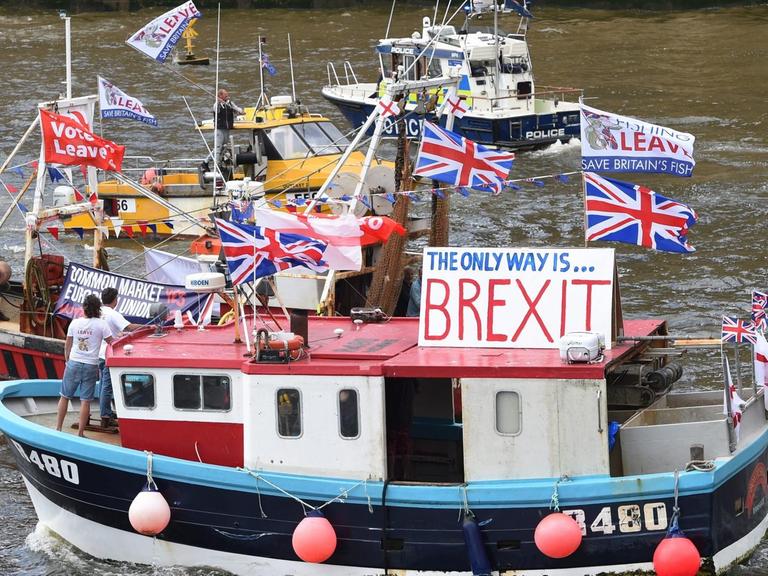 Befürworter des EU-Austritts mit Plakaten auf Booten auf der Themse in London.