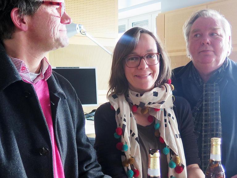 Marcus Weimer (l.) und Volker Hauptvogel (r.) am Tresen mit Moderatorin Christine Watty nach der "Kompressor"-Aufzeichnung
