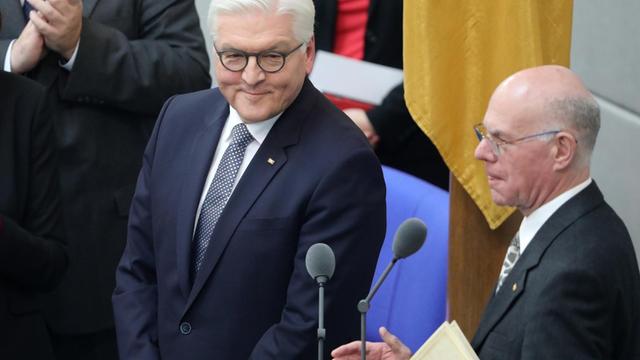 Der neue Bundespräsident Frank-Walter Steinmeier steht lächelnd neben Bundestagspräsident Norbert Lammert (CDU, r.).