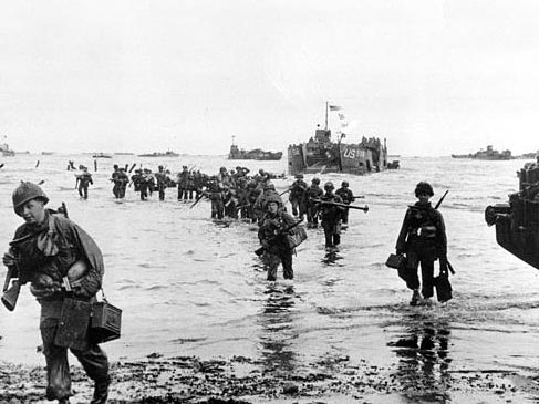 Juni 1944: US-amerikanische Truppen landen in der Normandie Juni 1944: US-amerikanische Truppen landen in der Normandie