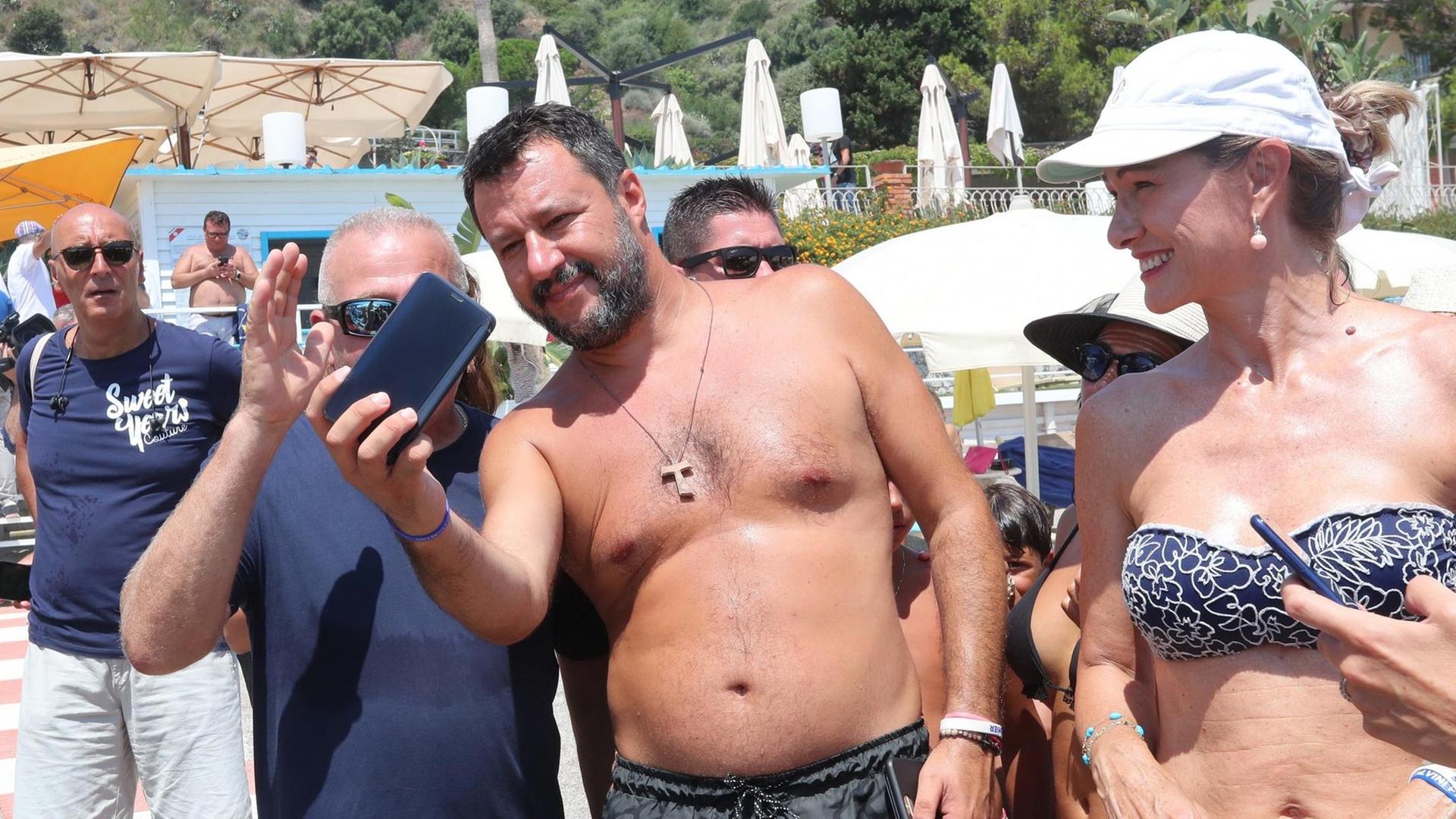 Italiens Innenminister Matteo Salvini sucht den Kontakt zum Volk - auch im Urlaub am Strand Italiens Innenminister Matteo Salvini sucht den Kontakt zum Volk - auch im Urlaub am Strand