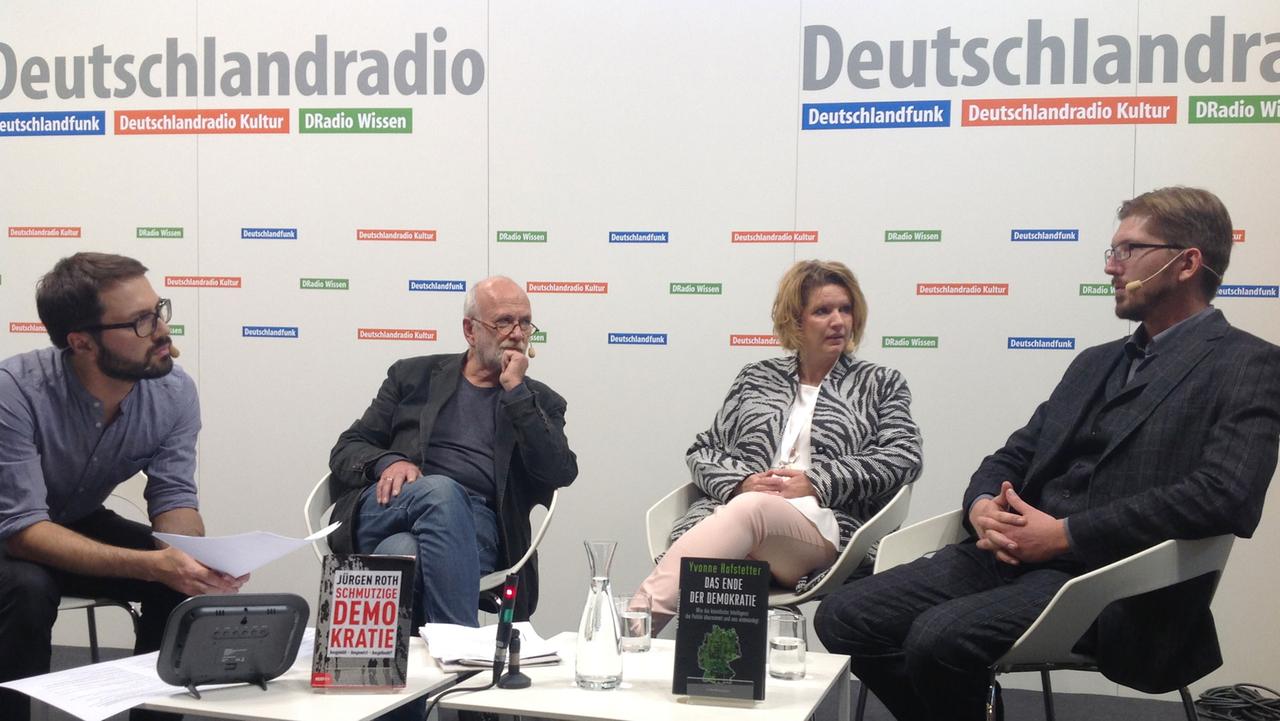 Auf dem Podium: Axel Rahmlow (Moderation), Jürgen Roth, Yvonne Hofstetter, Martin Delius (v.lks.)