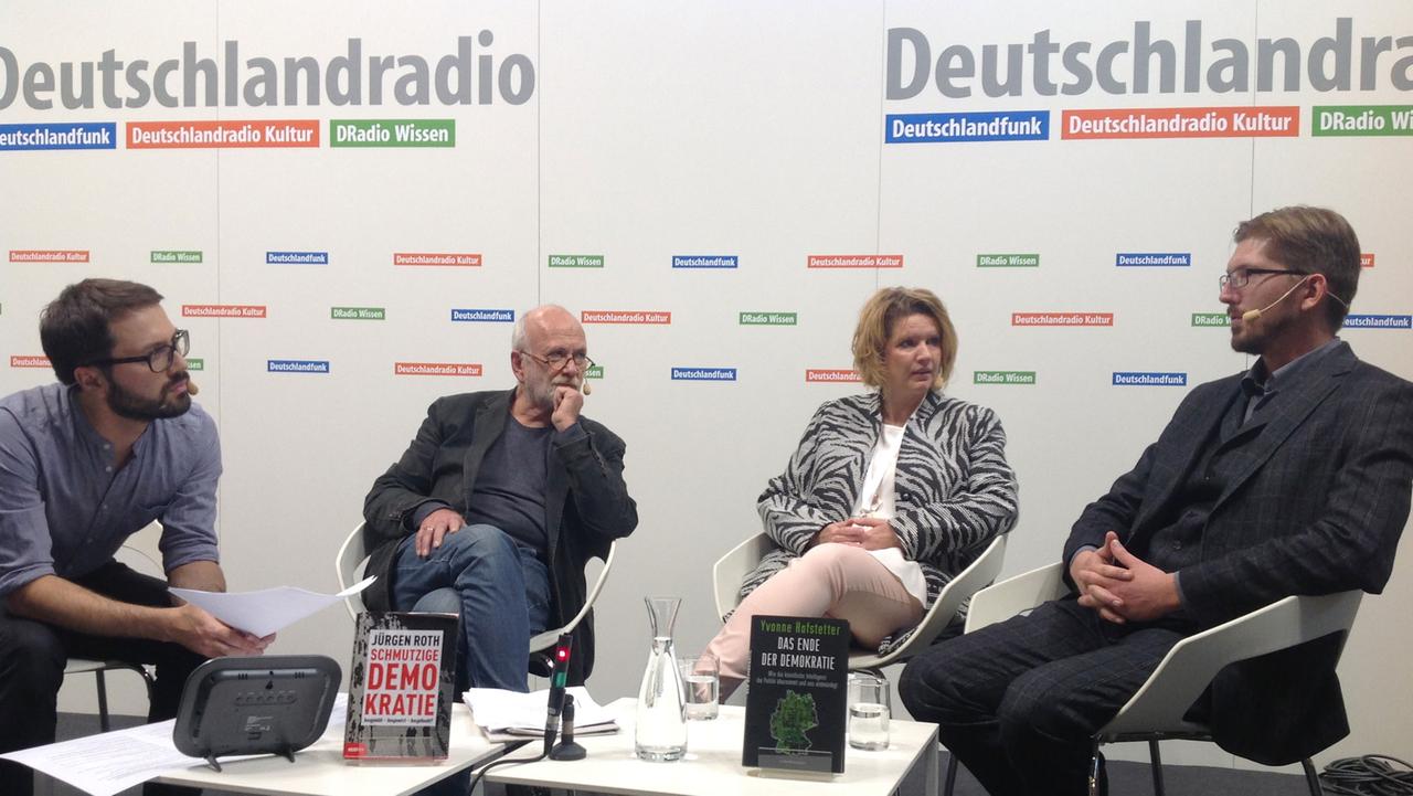 Auf dem Podium: Axel Rahmlow (Moderation), Jürgen Roth, Yvonne Hofstetter, Martin Delius (v.lks.) Auf dem Podium: Axel Rahmlow (Moderation), Jürgen Roth, Yvonne Hofstetter, Martin Delius (v.lks.)
