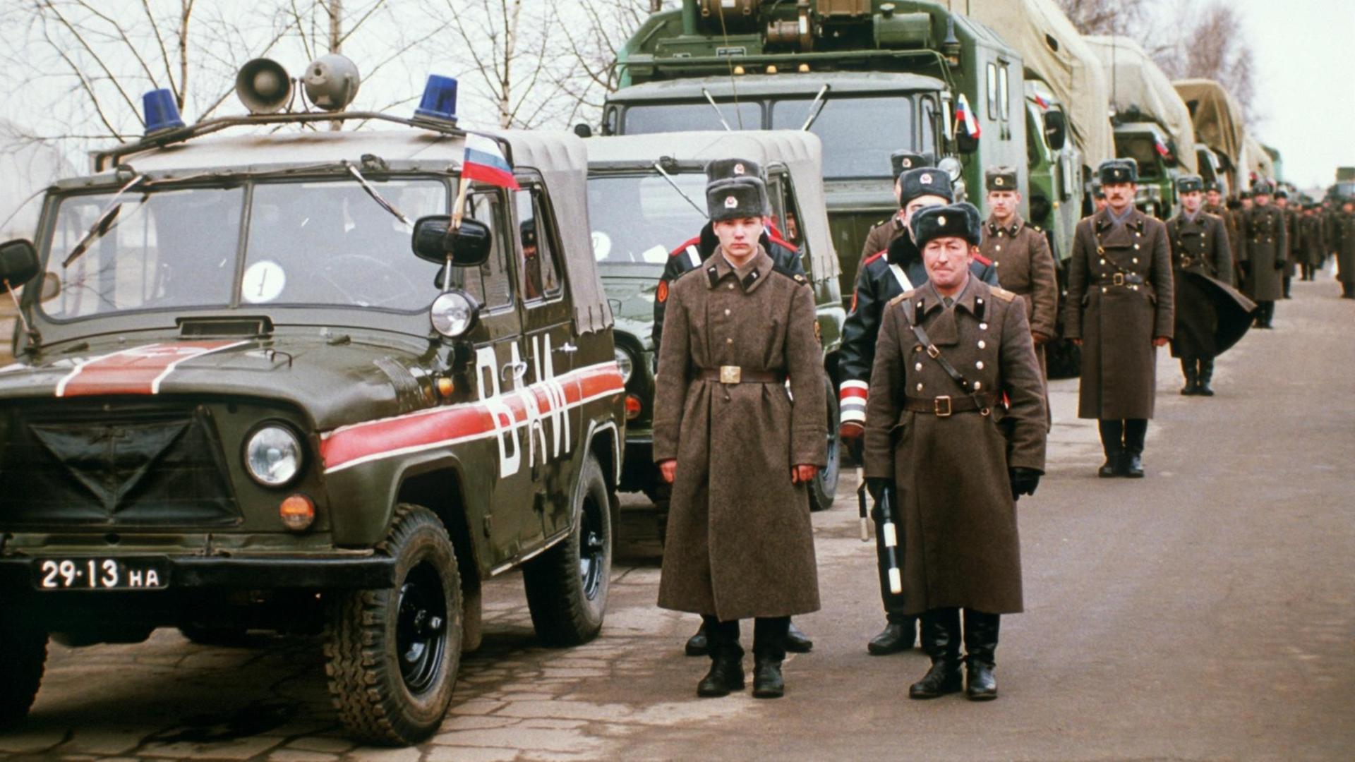 Sowjetische Truppen ziehen aus Litauen ab, aufgenommen am 3. März 1992. Litauen hatte am 11. März 1991 als erste sowjetische Unionsrepublik die Unabhängigkeit verkündet, diese wurde am 6. September 1991 auch vom Staatsrat der UdSSR akzeptiert. Sowjetische Truppen ziehen aus Litauen ab, aufgenommen am 3. März 1992. Litauen hatte am 11. März 1991 als erste sowjetische Unionsrepublik die Unabhängigkeit verkündet, diese wurde am 6. September 1991 auch vom Staatsrat der UdSSR akzeptiert.