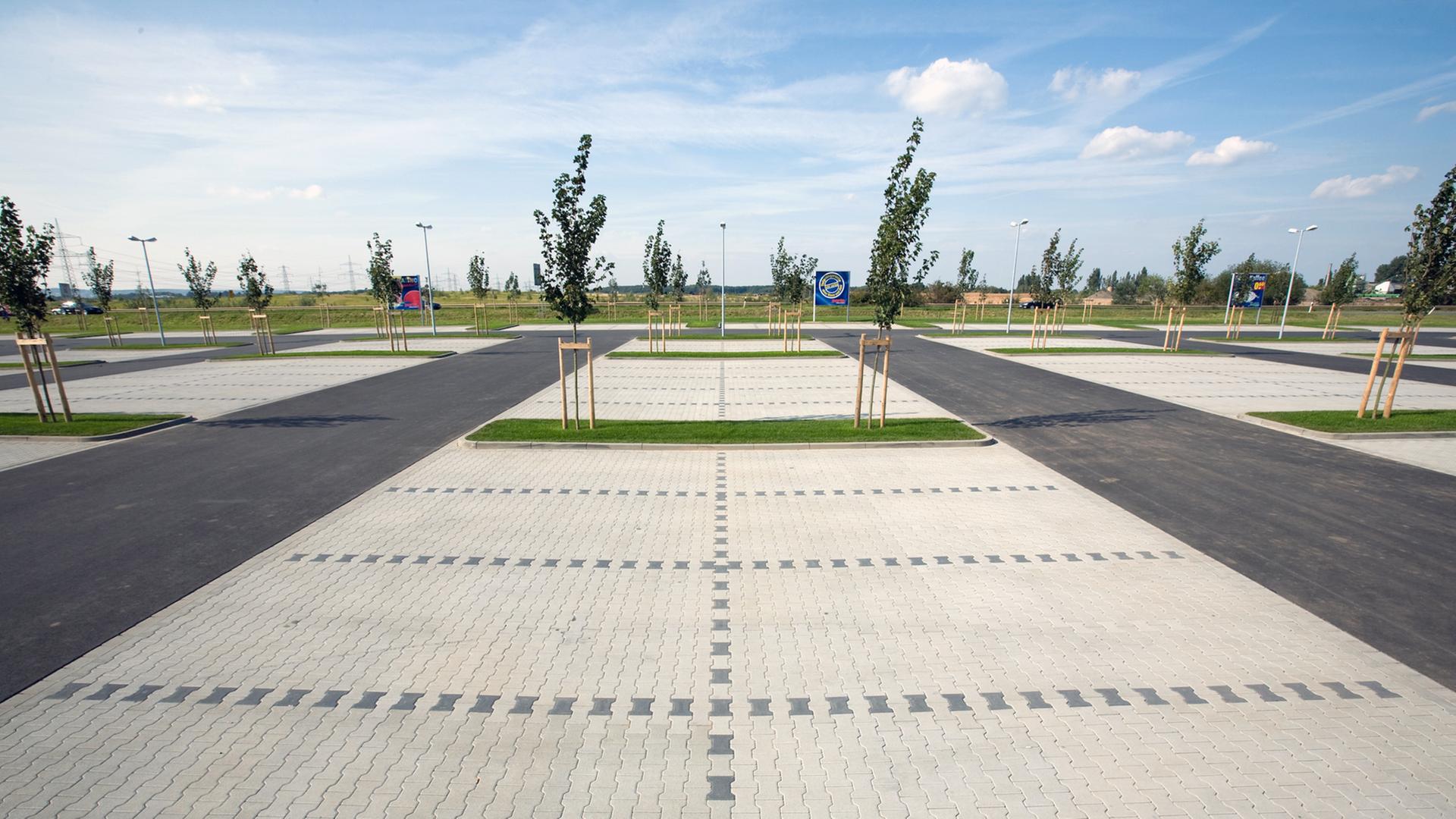 Ein Parkplatz mit Doppel-T-Verbundpflastersteinen Ein Parkplatz mit Doppel-T-Verbundpflastersteinen