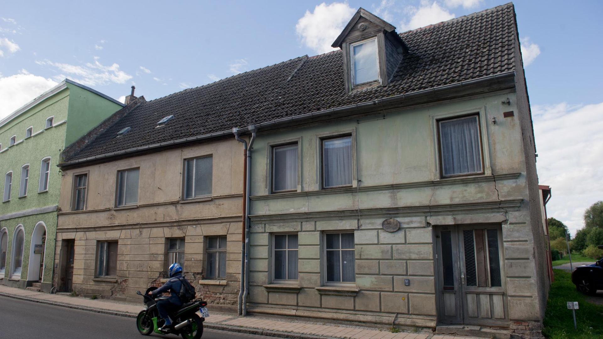 Zwei heruntergekommene Häuser in Greifswalder Straße in Loitz. In dieser Straße wuchs Werner Niemann auf. Zwei heruntergekommene Häuser in Greifswalder Straße in Loitz. In dieser Straße wuchs Werner Niemann auf.