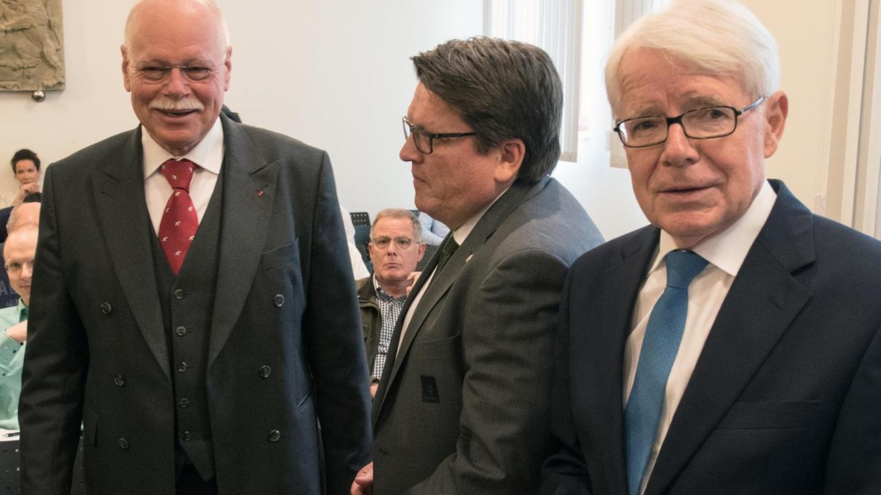 Bremens Innensenator Ulrich Mäurer (SPD) (l-r) trifft am 17.05.2017 im Verhandlungssaal des Verwaltungsgerichtes in Bremen auf den Rechtsanwalt und Werder-Funktionär, Hubertus Hess-Grunewald, und dem DFL-Präsideten Reinhard Rauball. Hier wird kurz darauf die DFL-Klage gegen Gebührenbescheide des Bundeslandes Bremen bei Hochrisikospielen verhandelt. Bremens Innensenator Ulrich Mäurer (SPD) (l-r) trifft am 17.05.2017 im Verhandlungssaal des Verwaltungsgerichtes in Bremen auf den Rechtsanwalt und Werder-Funktionär, Hubertus Hess-Grunewald, und dem DFL-Präsideten Reinhard Rauball. Hier wird kurz darauf die DFL-Klage gegen Gebührenbescheide des Bundeslandes Bremen bei Hochrisikospielen verhandelt.