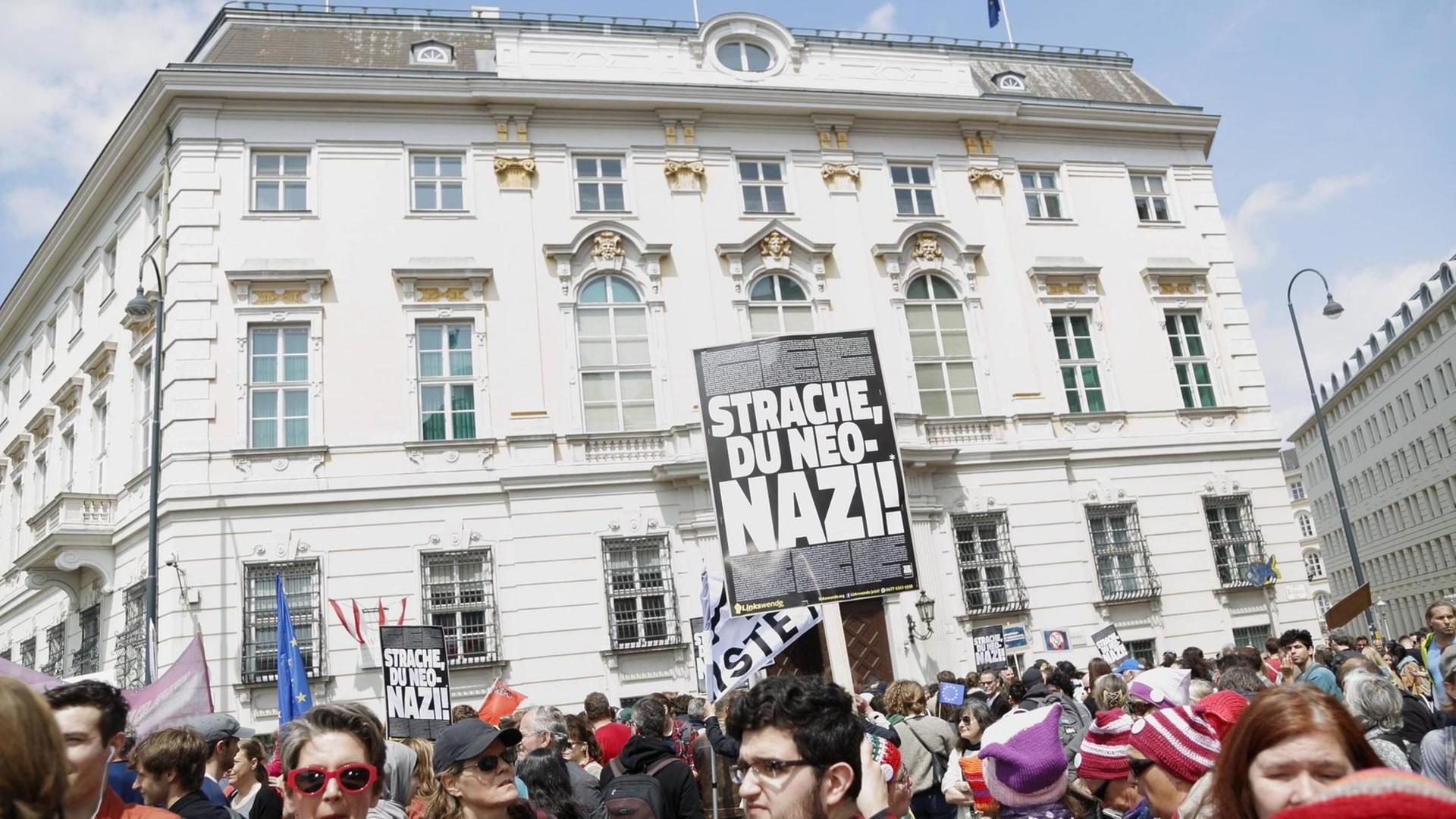 Nach der Ibiza-Affäre fordern Demonstranten auf dem Ballhausplatz vor demVizekanzleramt in Wien den Rücktritt von Österreichs Vize-Kanzler Heinz Christian Strache
