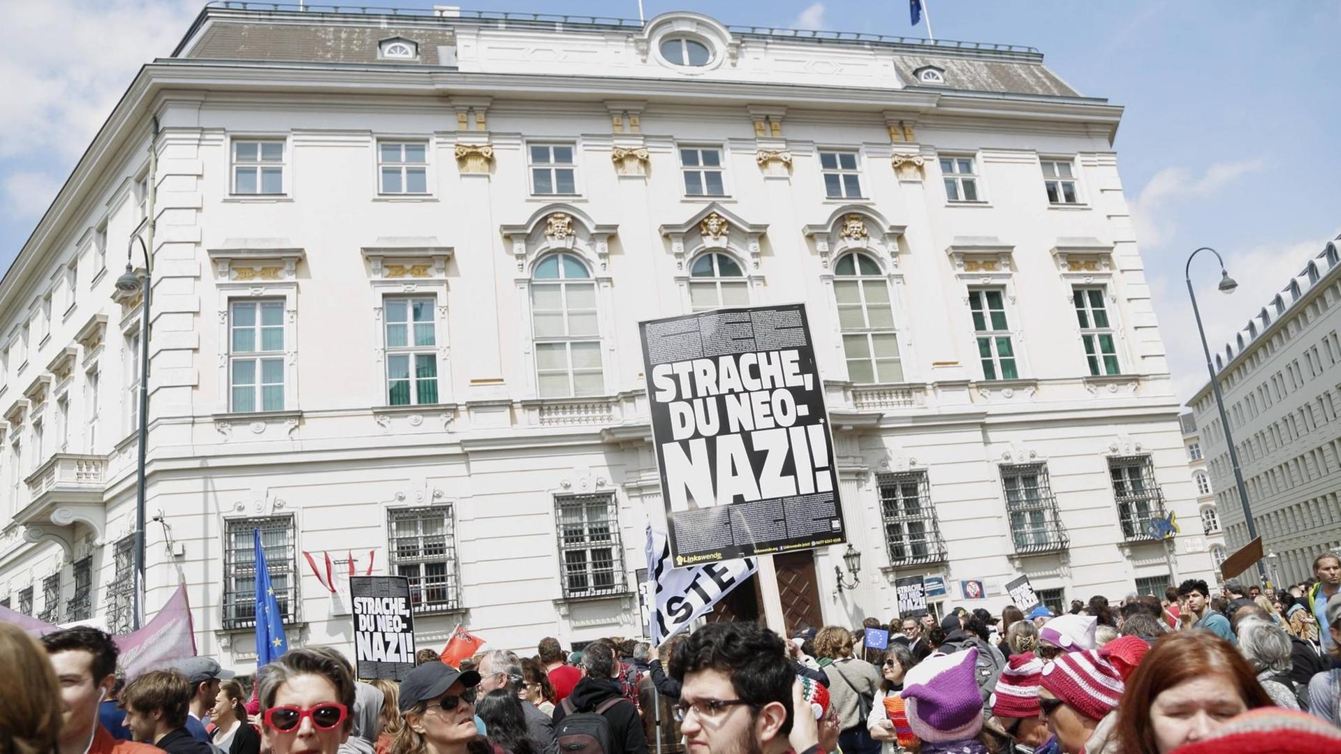Nach der Ibiza-Affäre fordern Demonstranten auf dem Ballhausplatz vor demVizekanzleramt in Wien den Rücktritt von Österreichs Vize-Kanzler Heinz Christian Strache Nach der Ibiza-Affäre fordern Demonstranten auf dem Ballhausplatz vor demVizekanzleramt in Wien den Rücktritt von Österreichs Vize-Kanzler Heinz Christian Strache