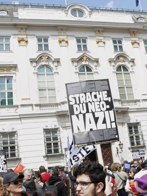Nach der Ibiza-Affäre fordern Demonstranten auf dem Ballhausplatz vor demVizekanzleramt in Wien den Rücktritt von Österreichs Vize-Kanzler Heinz Christian Strache