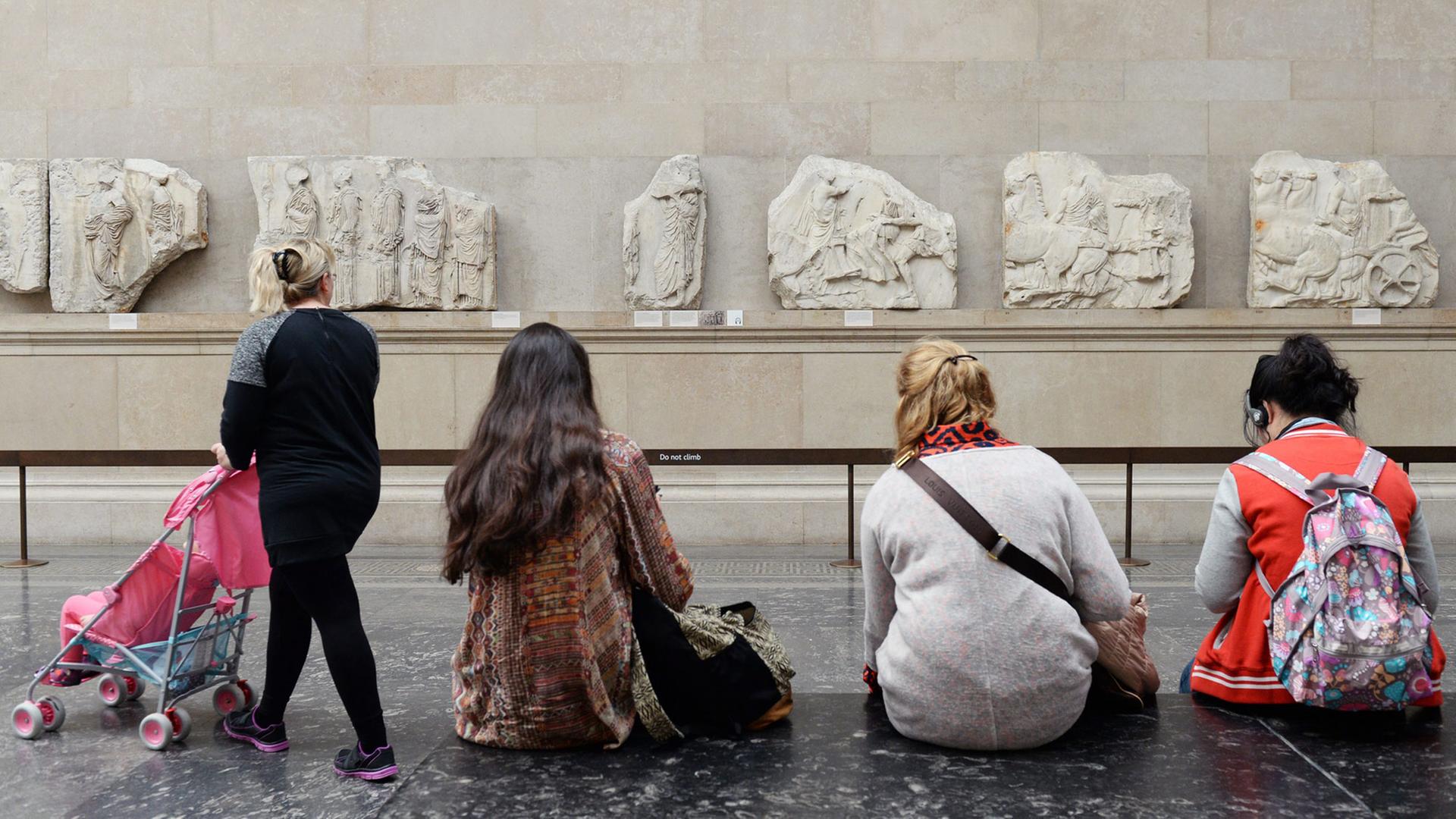 Mehrere Frauen betrachten Skulpturen der "Parthenon-Marbles"-Sammlung, auch als "Elgin-Marbles" bekannt, im Londoner British Museum im Oktober 2014. Mehrere Frauen betrachten Skulpturen der "Parthenon-Marbles"-Sammlung, auch als "Elgin-Marbles" bekannt, im Londoner British Museum im Oktober 2014.