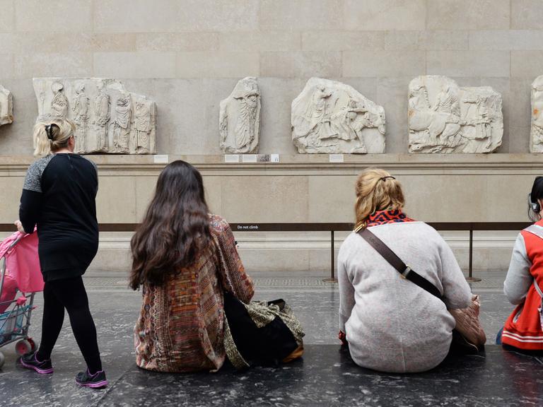 Mehrere Frauen betrachten Skulpturen der "Parthenon-Marbles"-Sammlung, auch als "Elgin-Marbles" bekannt, im Londoner British Museum im Oktober 2014.