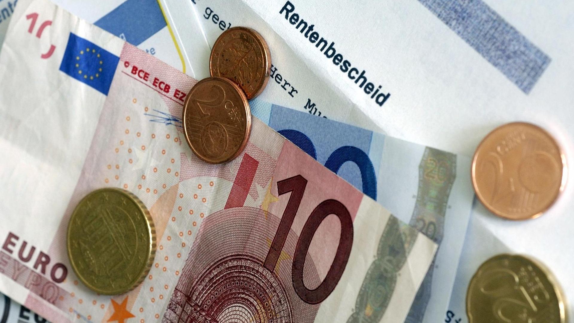 Das gestellte Foto zeigt einen Rentenbescheid miot Euro-Geldscheinen und Euro-Geldmünzen, Illustrationsfoto zum Thema Renten, Geld, Alter, Einkommen vom 29.01.2007. Etwa jeder sechste Bundesbürger rechnet im Alter mit Armut. Gut jeder fünfte der heutigen Berufstätigen unter 30 Jahren erwägt dann die Auswanderung. Dies sind Ergebnisse einer neuen Umfrage zur Altersvorsorge in Deutschland. Laut Allensbacher Untersuchung im Auftrag der Postbank hat inzwischen jeder dritte Deutsche "gar kein Vertrauen" mehr in die Stabilität des staatlichen Rentensystems. Foto: Hans Wiedl +++(c) dpa - Report+++ | Verwendung weltweit Das gestellte Foto zeigt einen Rentenbescheid miot Euro-Geldscheinen und Euro-Geldmünzen, Illustrationsfoto zum Thema Renten, Geld, Alter, Einkommen vom 29.01.2007. Etwa jeder sechste Bundesbürger rechnet im Alter mit Armut. Gut jeder fünfte der heutigen Berufstätigen unter 30 Jahren erwägt dann die Auswanderung. Dies sind Ergebnisse einer neuen Umfrage zur Altersvorsorge in Deutschland. Laut Allensbacher Untersuchung im Auftrag der Postbank hat inzwischen jeder dritte Deutsche "gar kein Vertrauen" mehr in die Stabilität des staatlichen Rentensystems. Foto: Hans Wiedl +++(c) dpa - Report+++ | Verwendung weltweit