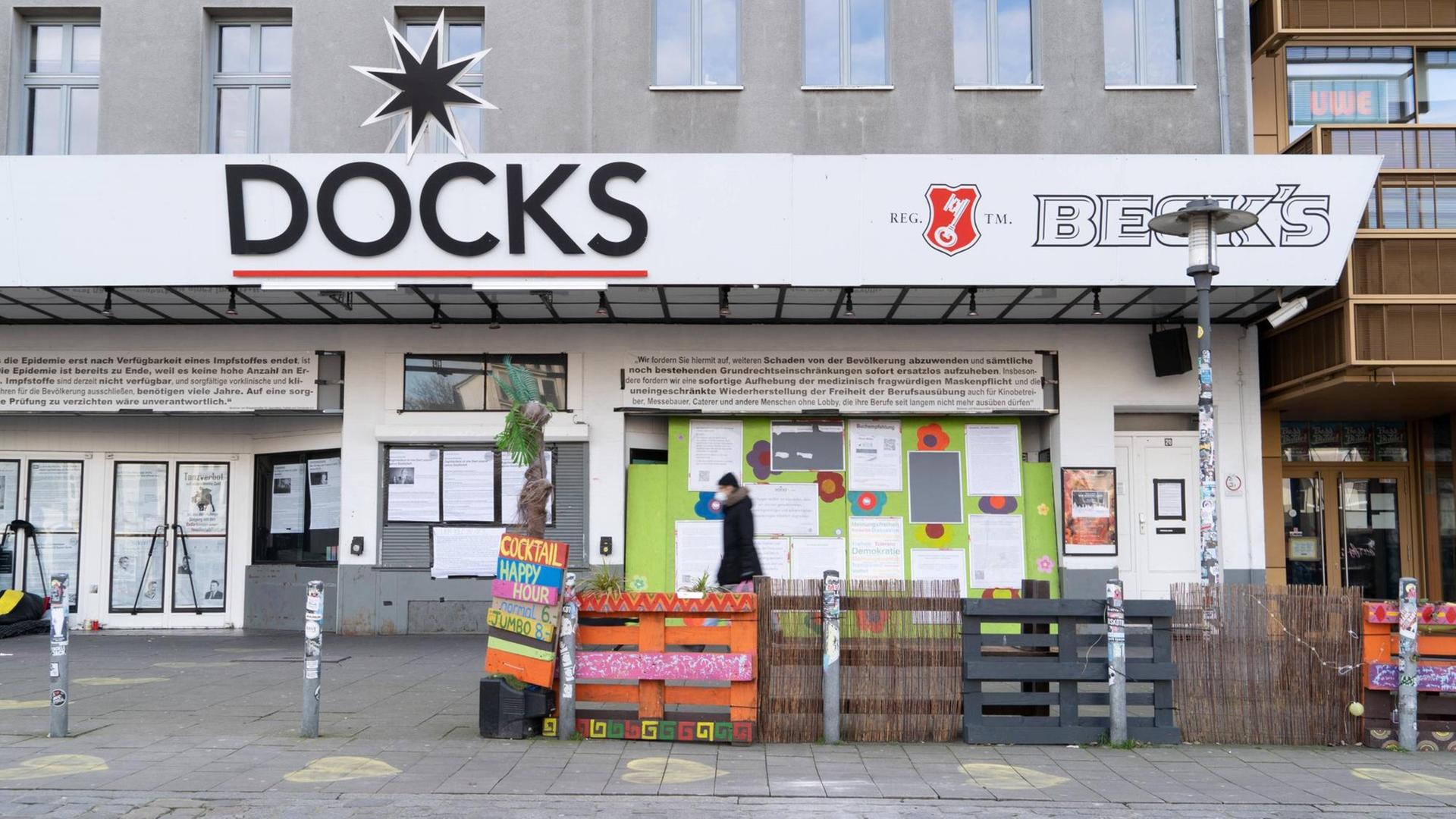 Außenansicht des Clubs. An der Fassade hängen viele Plakate. Außenansicht des Clubs. An der Fassade hängen viele Plakate.