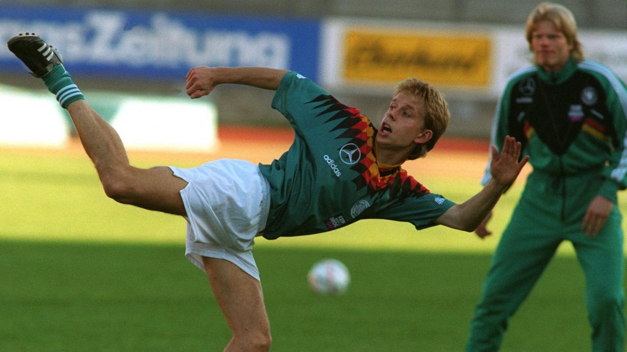 Jörg Heinrich ging von Kickers Emden nach Freiburg und debütierte bald darauf in der Nationalmannschaft. Hier trainiert er mit Torwart Oliver Kahn (rechts).  