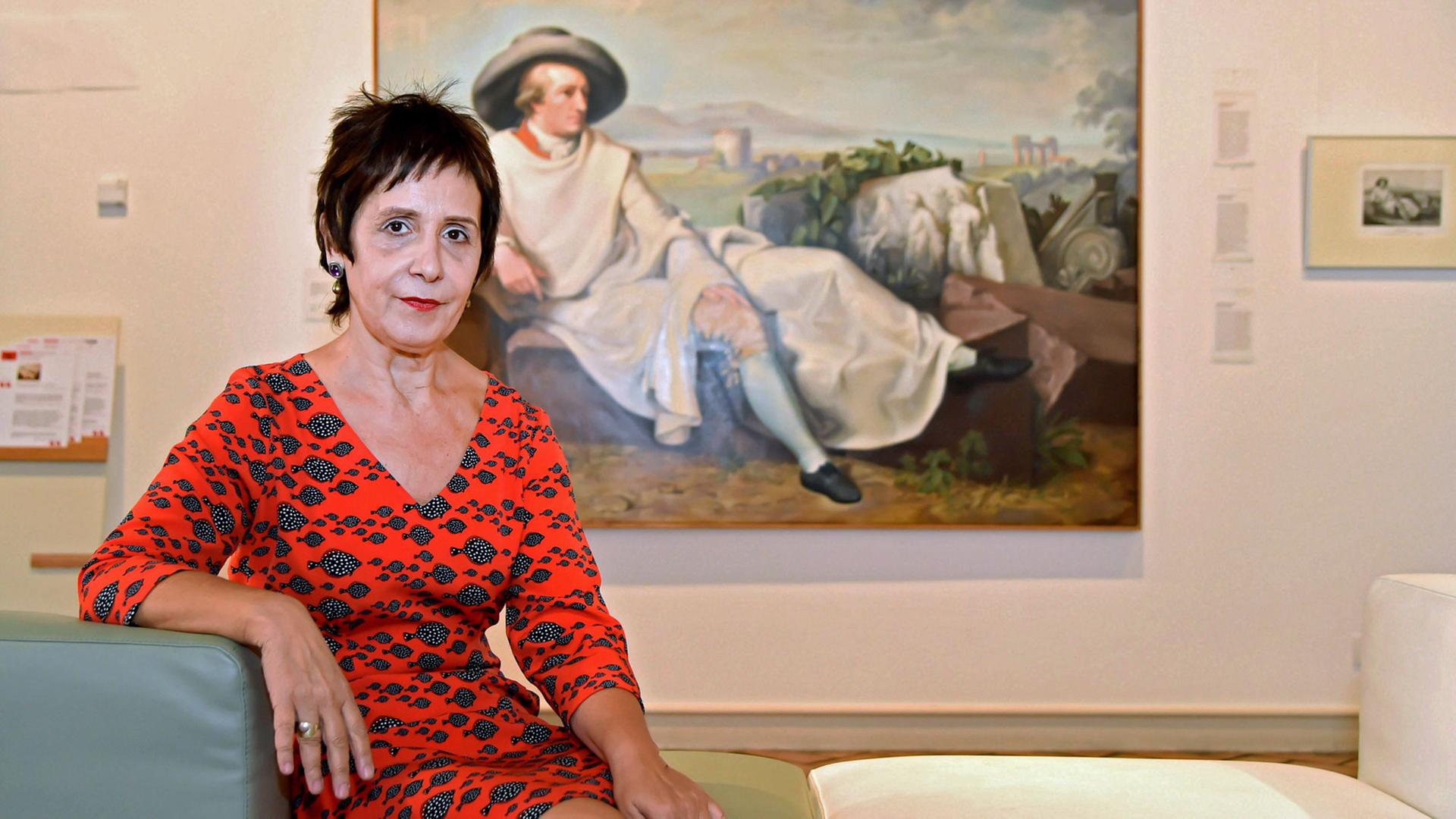 Die Direktorin der Casa di Goethe, Maria Gazzetti, vor einer Kopie des Gemäldes "Goethe in der Campagna" von Johann Heinrich Tischbein; das Original des Gemäldes hängt im Frankfurter Städel. Die Direktorin der Casa di Goethe, Maria Gazzetti, vor einer Kopie des Gemäldes "Goethe in der Campagna" von Johann Heinrich Tischbein; das Original des Gemäldes hängt im Frankfurter Städel.