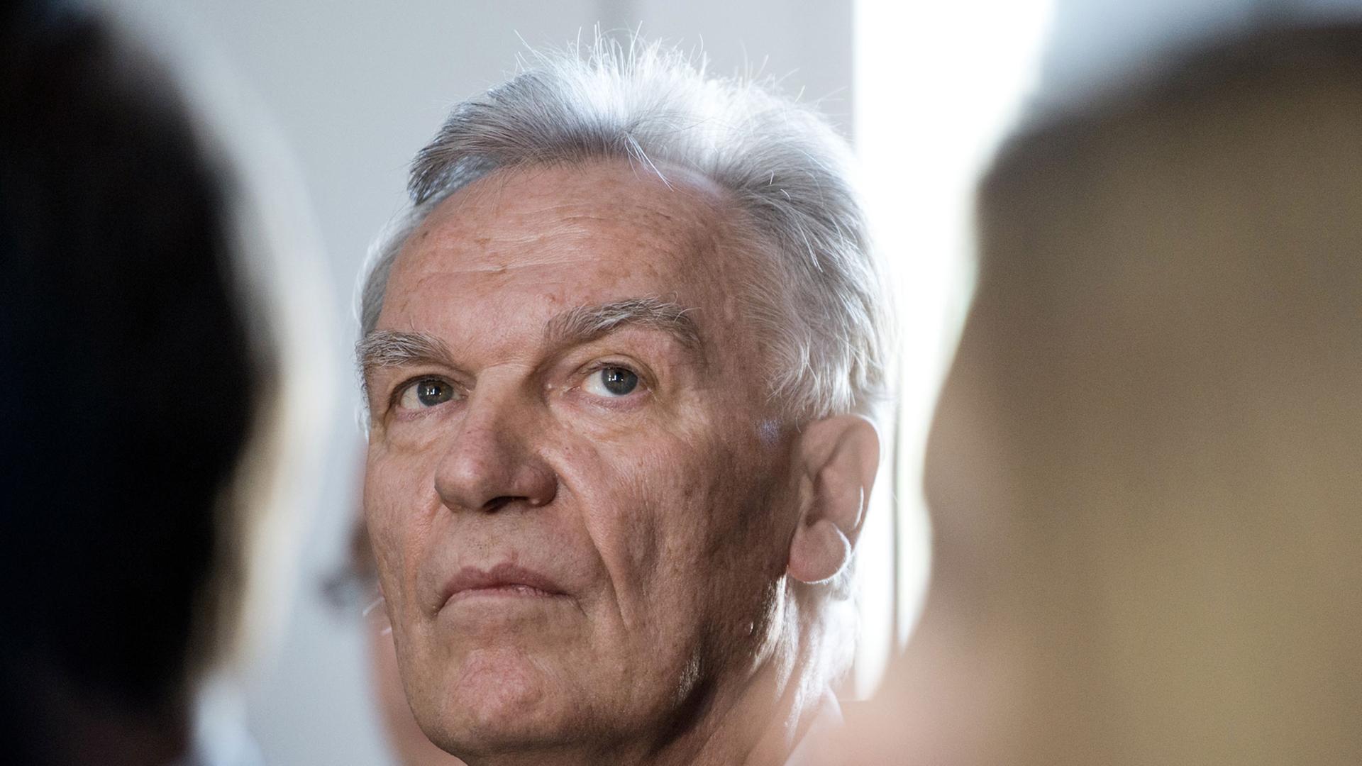 Der Präsident des Bundeskriminalamts (BKA), Jörg Ziercke, wartet nach seiner Aussage im Innenausschusses des Deutschen Bundestages in Berlin vor einem Statement. Der Präsident des Bundeskriminalamts (BKA), Jörg Ziercke, wartet nach seiner Aussage im Innenausschusses des Deutschen Bundestages in Berlin vor einem Statement.