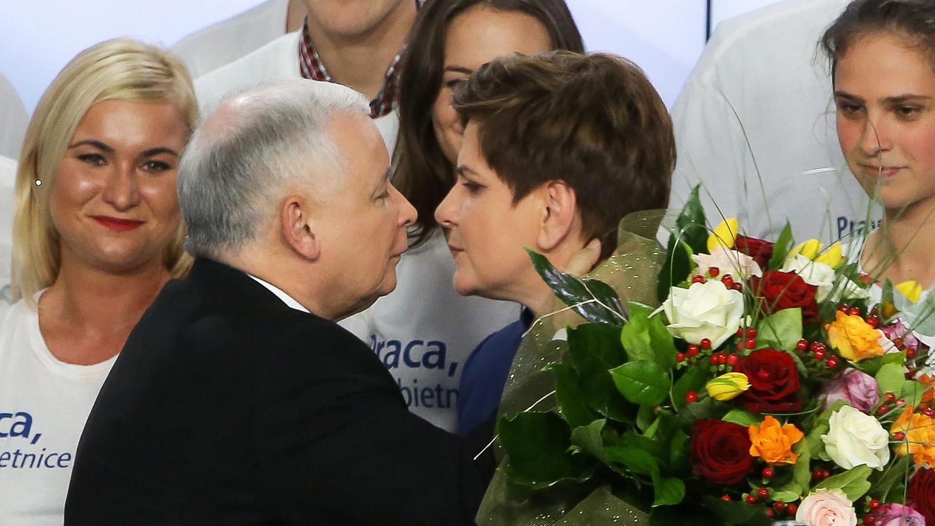 Jaroslaw Kaczynski gratuliert Beata Szydlo zum Wahlsieg. Jaroslaw Kaczynski gratuliert Beata Szydlo zum Wahlsieg.