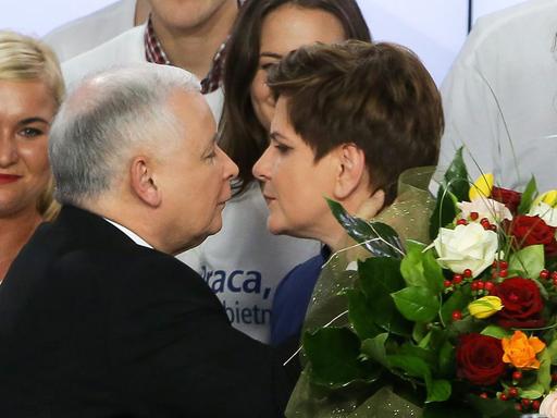 Jaroslaw Kaczynski gratuliert Beata Szydlo zum Wahlsieg.