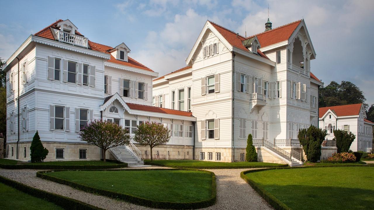Herrschaftliche, weißgestrichene Holzhäuser. Herrschaftliche, weißgestrichene Holzhäuser.