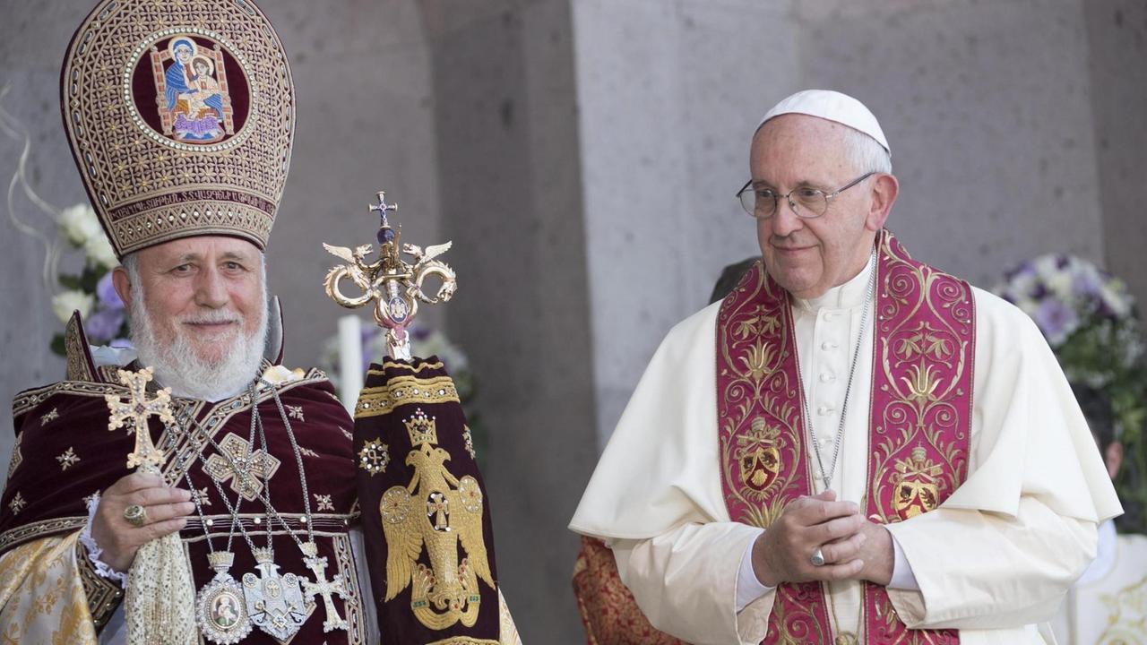 Papst Franziskus in Armenien im Juni 2016 gemeinsam mit dem Oberhaupt der Armenischen Kirche, Katholikos Karekin II. Papst Franziskus in Armenien im Juni 2016 gemeinsam mit dem Oberhaupt der Armenischen Kirche, Katholikos Karekin II.