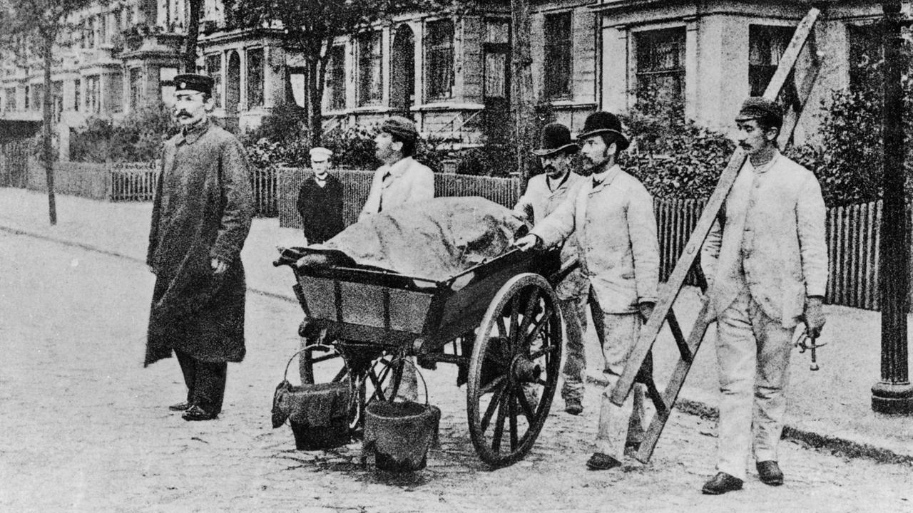 Desinfektionskolonne mit Karre, Eimern und Leiter, während des Choleraausbruchs in Hamburg, 1892. Desinfektionskolonne mit Karre, Eimern und Leiter, während des Choleraausbruchs in Hamburg, 1892.
