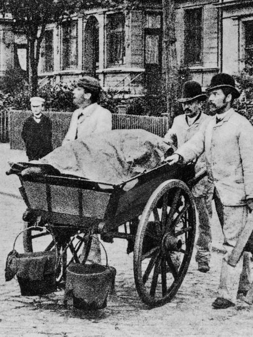 Desinfektionskolonne mit Karre, Eimern und Leiter, während des Choleraausbruchs in Hamburg, 1892
