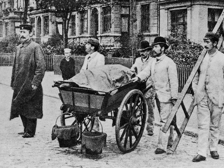 Desinfektionskolonne mit Karre, Eimern und Leiter, während des Choleraausbruchs in Hamburg, 1892
