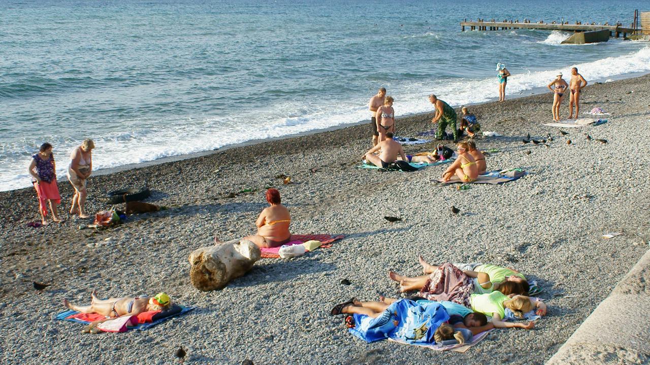 Badende am Strand von Jalta. Badende am Strand von Jalta.