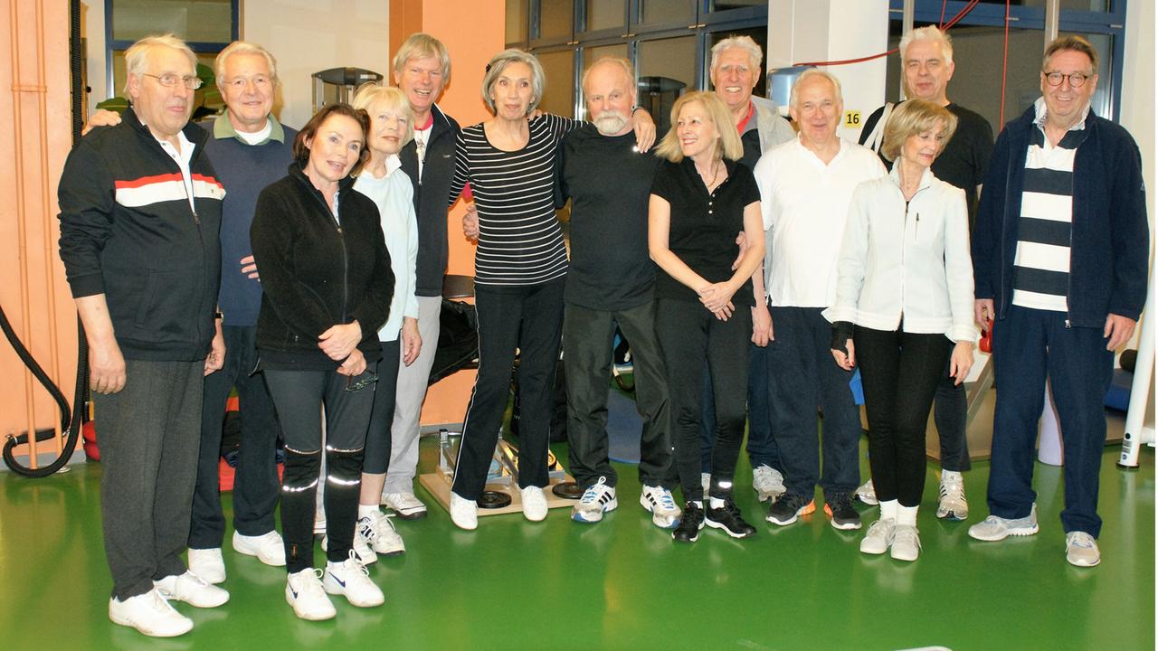 Eine Seniorengruppe steht im Übungsraum im Halbkreis für's Foto. Eine Seniorengruppe steht im Übungsraum im Halbkreis für's Foto.