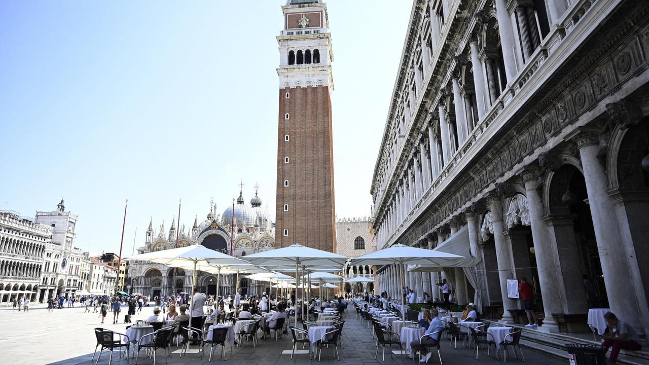 Am 27. Juni 2020 wurden auf dem Markusplatz in Venedig, Italien, die ersten Schirme aufgespannt, die den Platz vor dem Lokal abdecken werden, das vergrößert wurde, um die sichere Anordnung der Tische gemäß den Sicherheitsvorschriften zum Coronavirus zu ermöglichen. Die ersten Decken wurden vor dem Caffè Florian aufgestellt. Am 27. Juni 2020 wurden auf dem Markusplatz in Venedig, Italien, die ersten Schirme aufgespannt, die den Platz vor dem Lokal abdecken werden, das vergrößert wurde, um die sichere Anordnung der Tische gemäß den Sicherheitsvorschriften zum Coronavirus zu ermöglichen. Die ersten Decken wurden vor dem Caffè Florian aufgestellt.
