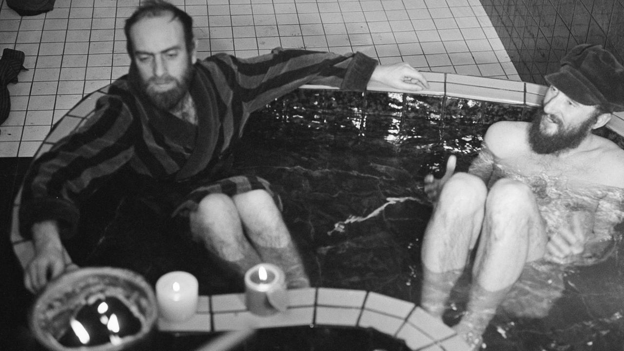 Die österreichischen Künstler Friedensreich Hundertwasser und Ernst Fuchs in der Badewanne im Atelier von Hundertwasser. Spiegelgasse 2. Wien. 1. Februar 1968. Photographie von Nora Schuster. |