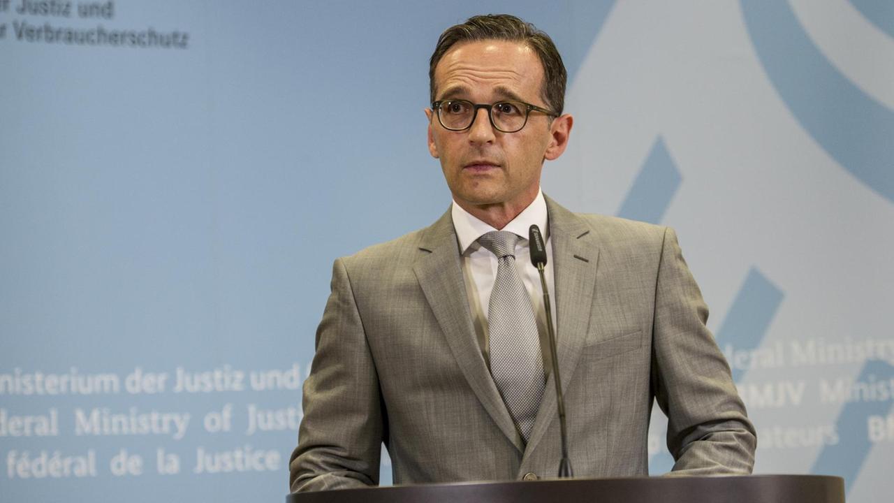 Bundesjustizminister Heiko Maas (SPD) äußert sich in Berlin gegenüber Journalisten zur Affäre um die Landesverrats-Ermittlungen gegen Journalisten des Blogs Netzpolitik.org.
