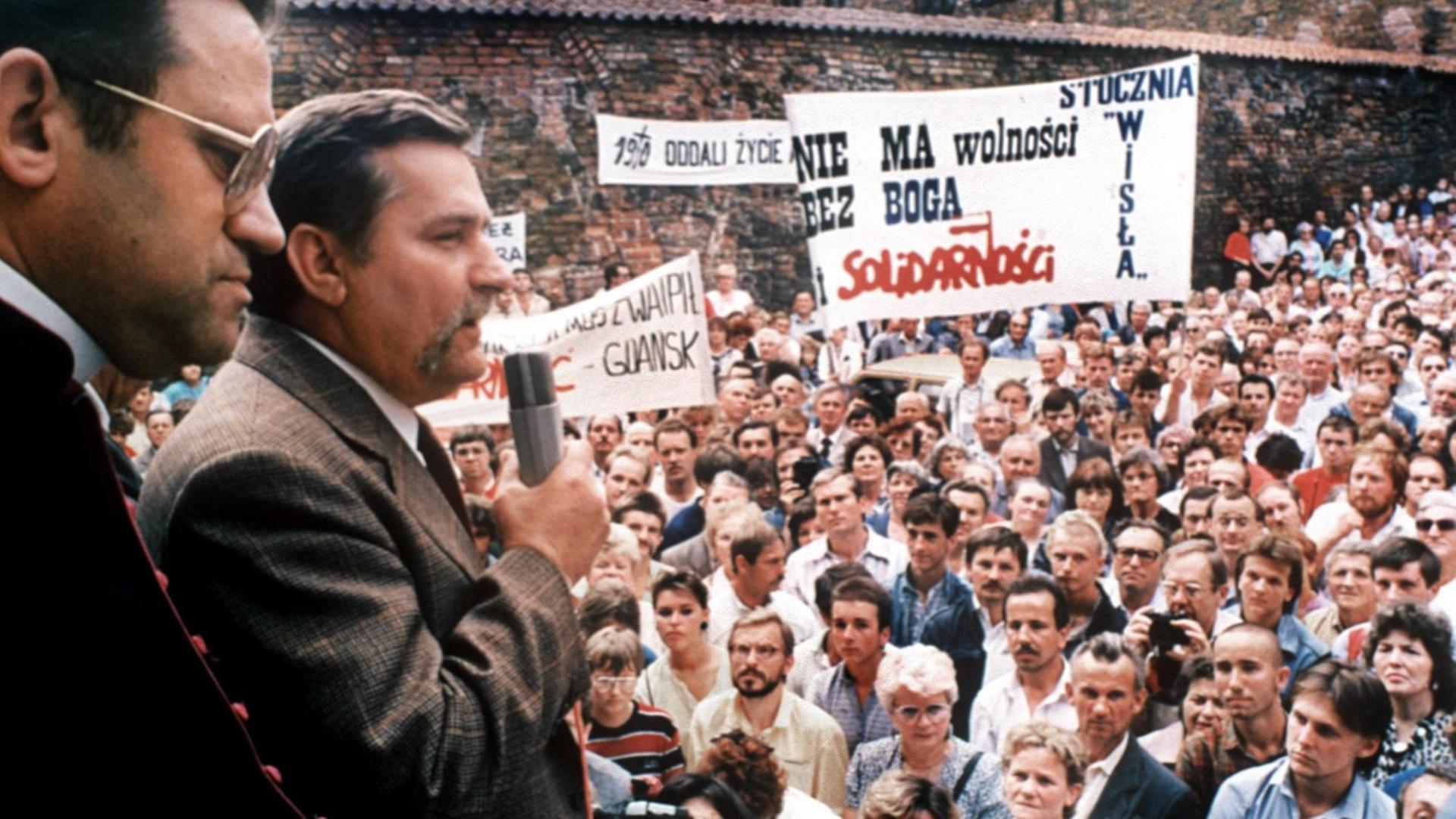 Streikführer Lech Walesa (2.v.l.) spricht 1980 zu den Arbeitern der Lenin-Werft in Danzig, links daneben Pfarrer Henryk Jankowski