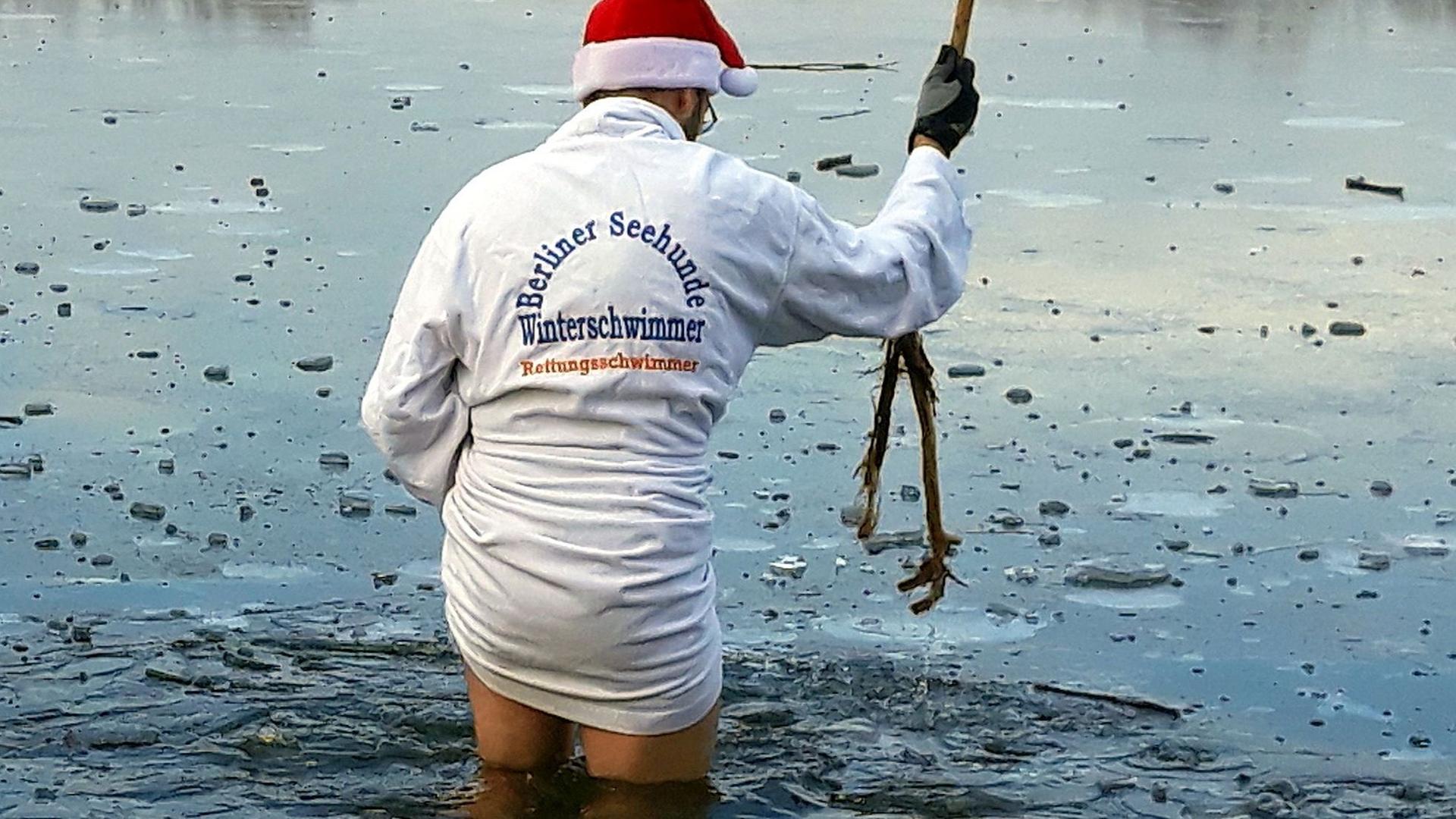 Mario von den "Berliner Seehunden". Winterschwimmer mit Bademantel im eiskalten Wasser. Mario von den "Berliner Seehunden". Winterschwimmer mit Bademantel im eiskalten Wasser.
