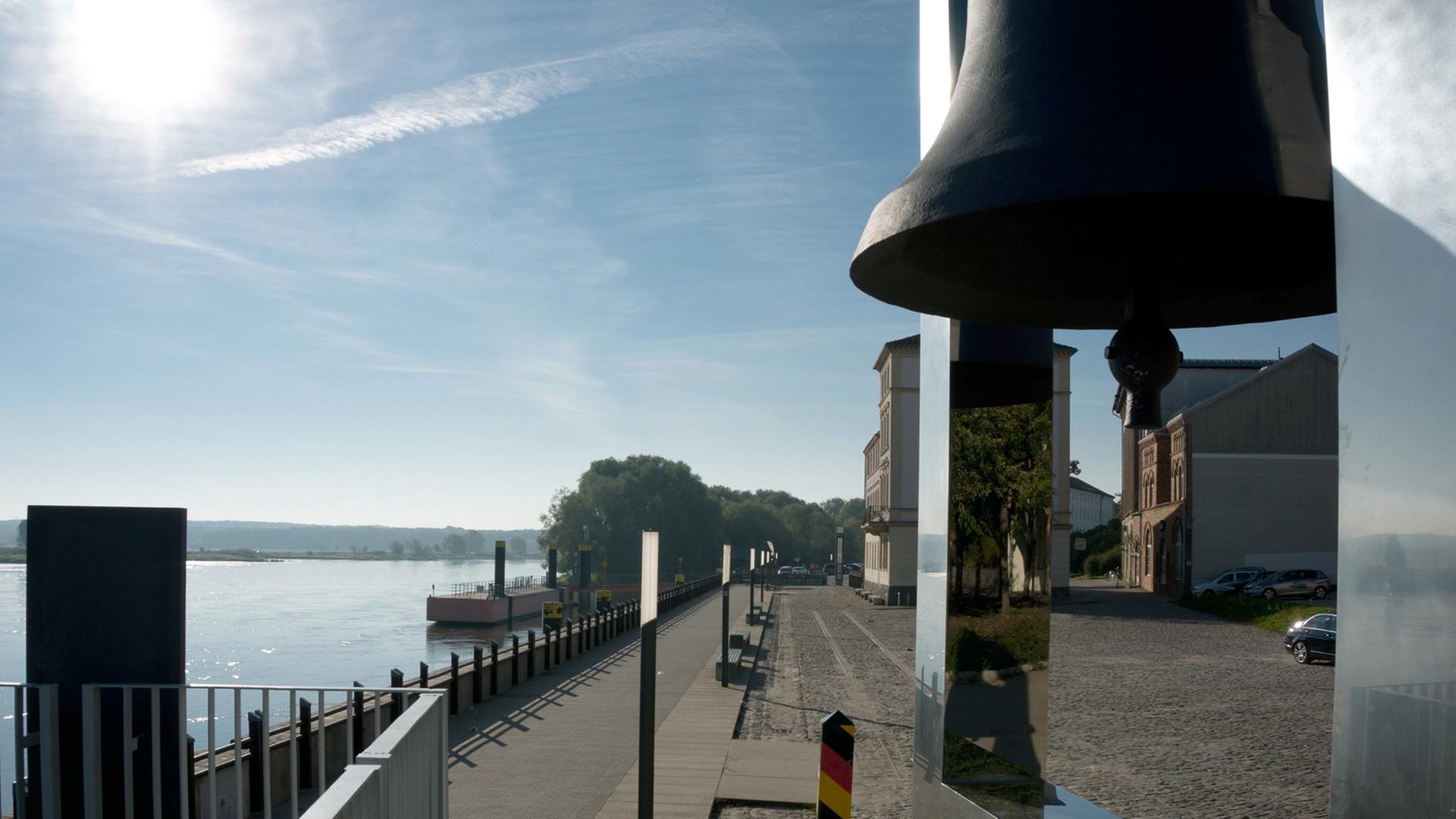 Die Friedensglocke auf der Oderpromenade in Frankfurt an der Oder. Die Friedensglocke auf der Oderpromenade in Frankfurt an der Oder.