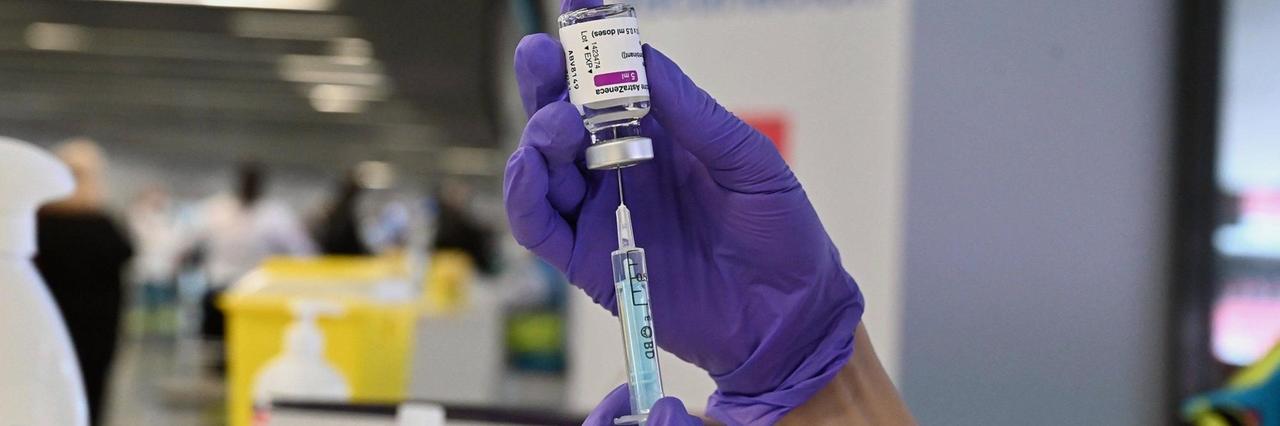 Eine Frau im Madrid (Spanien) bereitet eine Impfdosis mit Astrazeneca vor. Eine Frau im Madrid (Spanien) bereitet eine Impfdosis mit Astrazeneca vor.