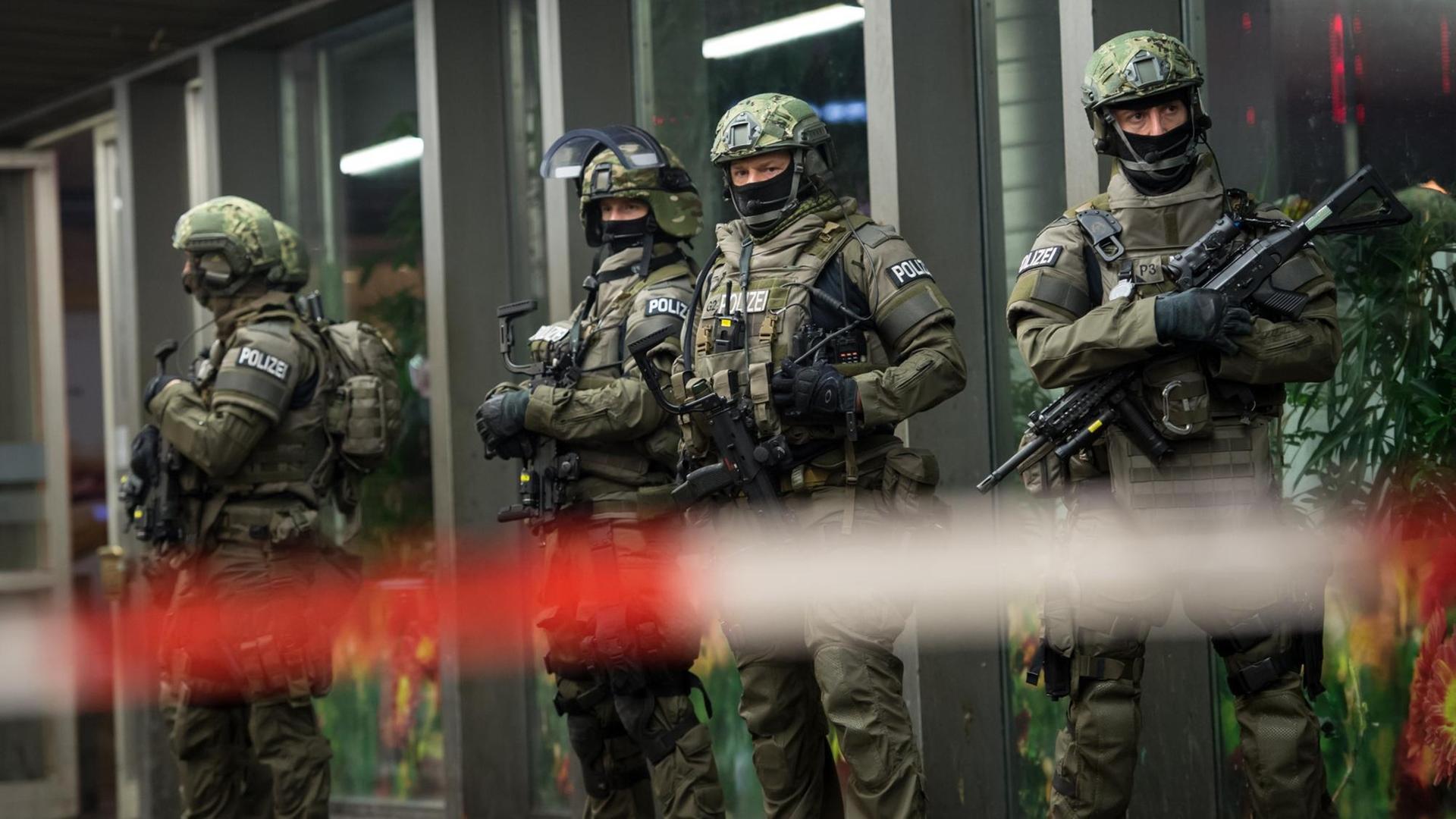 Bewaffnete Polizisten stehen am 31.12.2015 am gesperrten Hauptbahnhof in München, nachdem es eine Warnung vor einem Terroranschlag gegeben hatte. Bewaffnete Polizisten stehen am 31.12.2015 am gesperrten Hauptbahnhof in München, nachdem es eine Warnung vor einem Terroranschlag gegeben hatte.