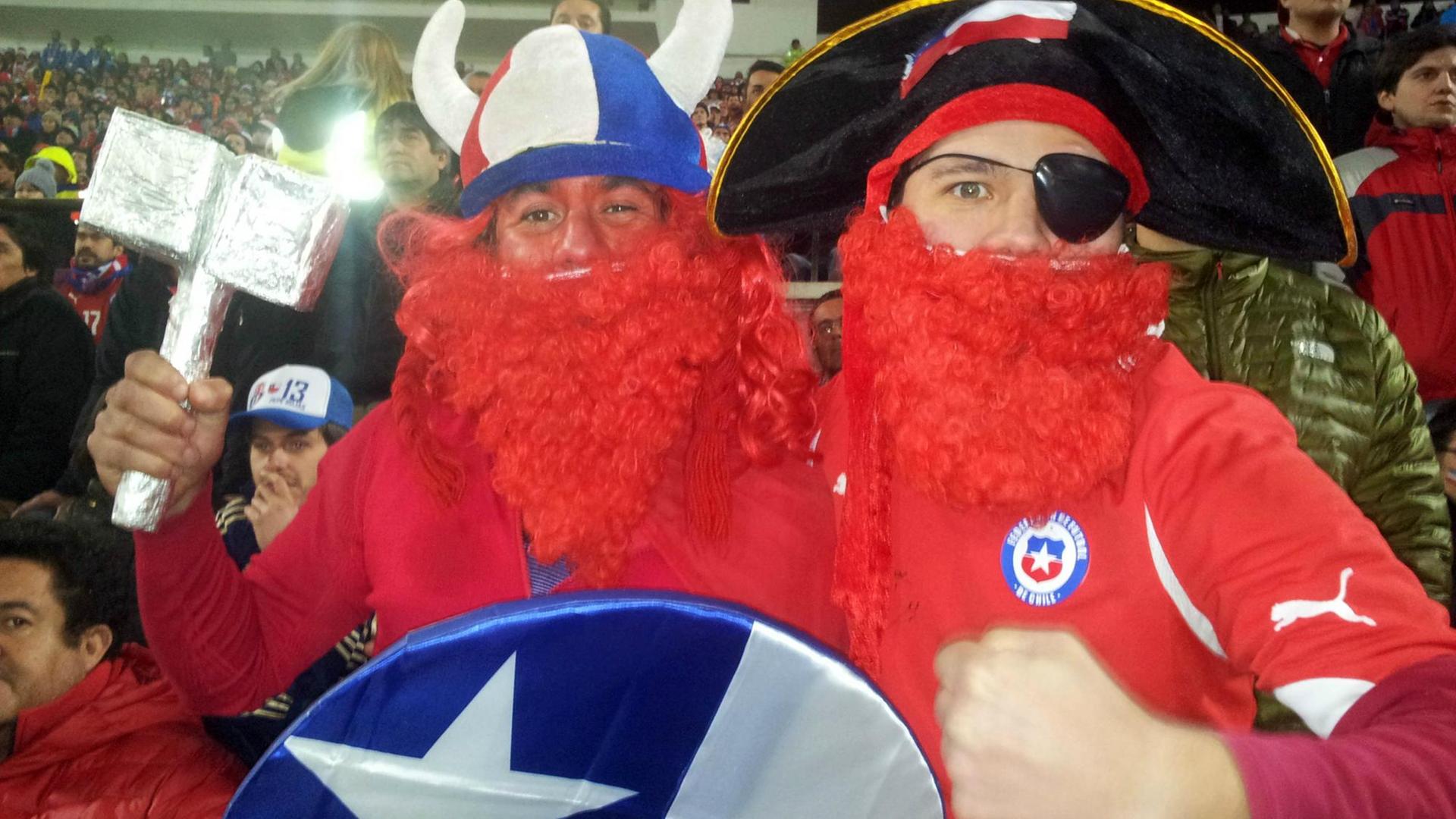 Fans der chilenischen Nationalmannschaft bejubeln den Finaleinzug ihres Teams bei der Copa América. Fans der chilenischen Nationalmannschaft bejubeln den Finaleinzug ihres Teams bei der Copa América.