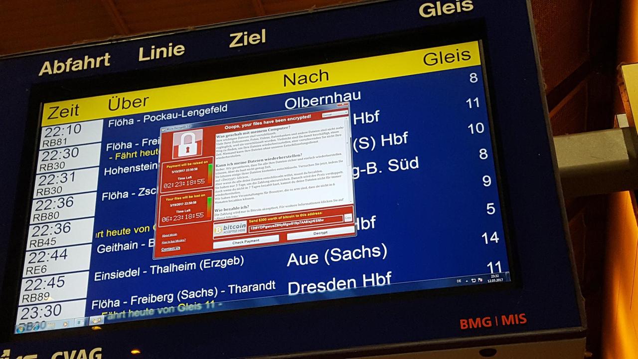 Die Anzeigetafel zeigt Zugabfahrten an, davor erscheint in rot der Text der Erpresser. Die Anzeigetafel zeigt Zugabfahrten an, davor erscheint in rot der Text der Erpresser.