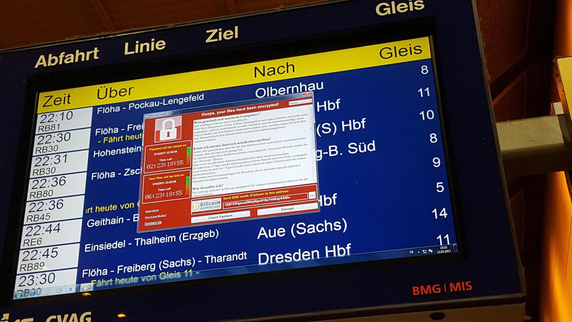 Die Anzeigetafel zeigt Zugabfahrten an, davor erscheint in rot der Text der Erpresser. Die Anzeigetafel zeigt Zugabfahrten an, davor erscheint in rot der Text der Erpresser.