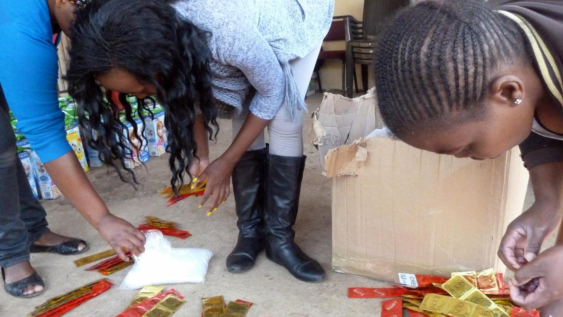 Frauen packen Kondome zusammen: Sie leisten Aufklärungsarbeit in Ntuzuma, einer Twonship in Durban, Südafrika. Frauen packen Kondome zusammen: Sie leisten Aufklärungsarbeit in Ntuzuma, einer Twonship in Durban, Südafrika.