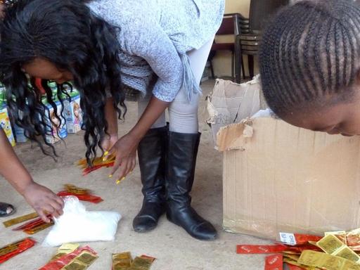 Frauen packen Kondome zusammen: Sie leisten Aufklärungsarbeit in Ntuzuma, einer Twonship in Durban, Südafrika.